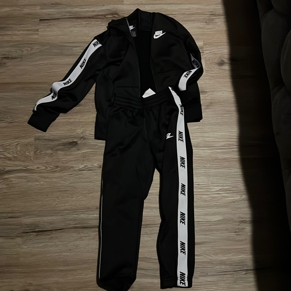 Kids Nike jogger set great condition